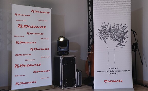 Baner z logiem Mazowsza oraz drugi baner z logiem konkursu Wierzba
