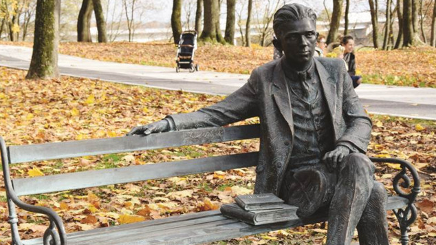 Pomnik mężczyzny siedzącego na ławce w parku