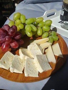 Dwa rodzaje serówi winogrona na desce
