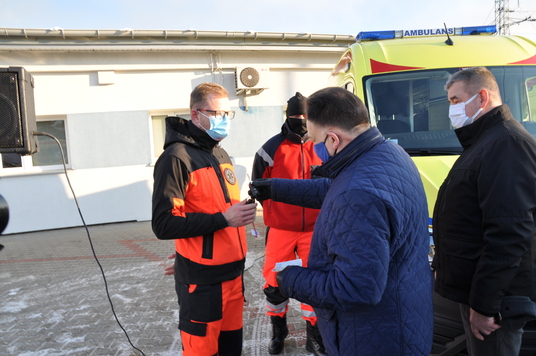 Marszałek Adam Struzik przekazuje ratownikom kluczki do ambulansów