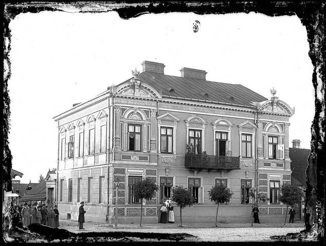 Zdjęcie archiwalne przedstawiające z zewnątrz budynek, w którym mieściło się kino w Siedlcach.