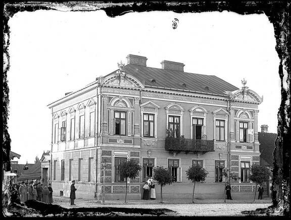 Zdjęcie archiwalne przedstawiające z zewnątrz budynek, w którym mieściło się kino w Siedlcach.