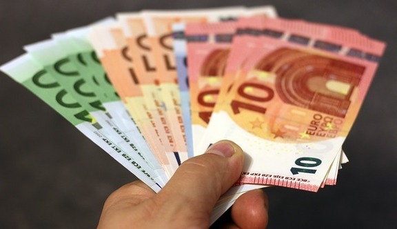 banknoty euro rozłożone w dłoni