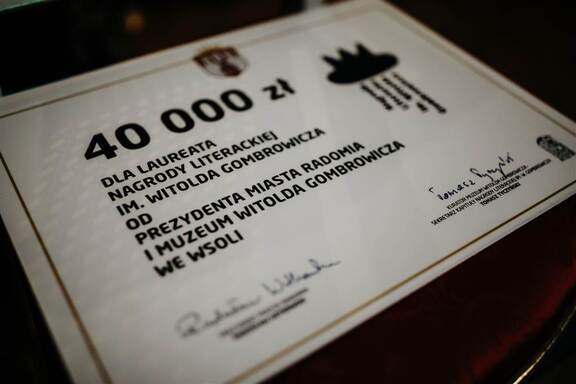 Symboliczny czek na kwotę 40 tys. zł dla laureata Nagrody Gombrowicza