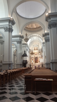 Widok na wnętrze kościoła, kolumny ni ławki