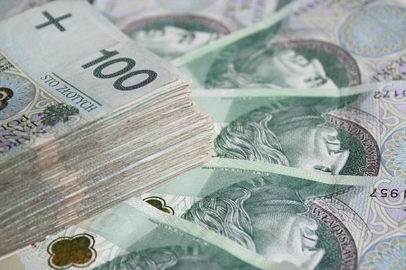 Banknoty polskie stuzłotowe równo rozłozone w wachlarz