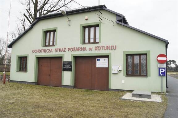 Budynek ochotniczej straży pożarnej z dwiema bramami, siedziba Muzeum Pożarnictwa w Kotuniu.