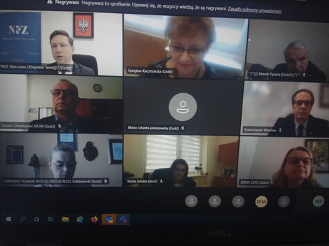 Ekran komputera na którym widać 9  uczestników spotkania online