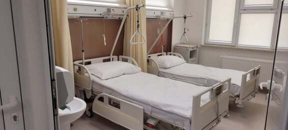 Dwa łózka medyczne w odnowionej sali