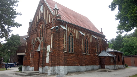 Kościół z odnowionym dachem z dachówki