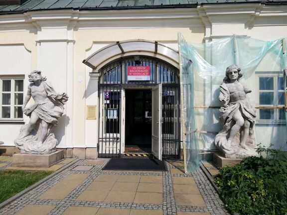 Główne wejście do Muzeum Regionalnego w Siedlcach, które zdobią barokowe figury.