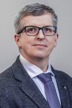 mężczyzna w okularach, zdjęcie paszportowe