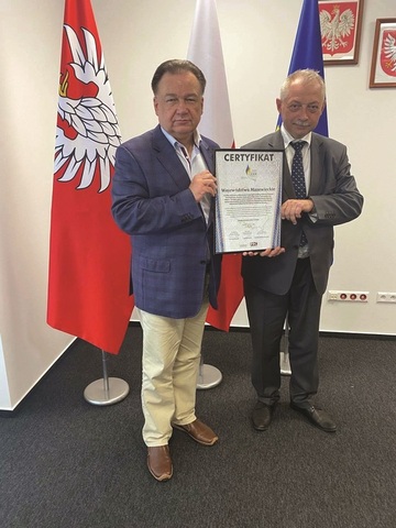 Marszałek Adam Struzik odbiera certyfikat otrzymania statuetki w kategorii Zdrowe Województwo