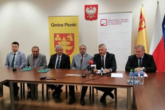 Przy stole prezydialnym siedzą przedstawiciele samorządu Mazowsza, Mazowieckiego Zarządu Dróg Wojewódzkich oraz gminy Pionki