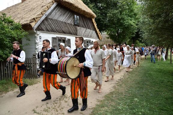 Regionalny Zespół Pieśni i Tańca Boczki Chełmońskie ruszył w korowodzie do kościoła, Fot. Dariusz Krześniak.jpg