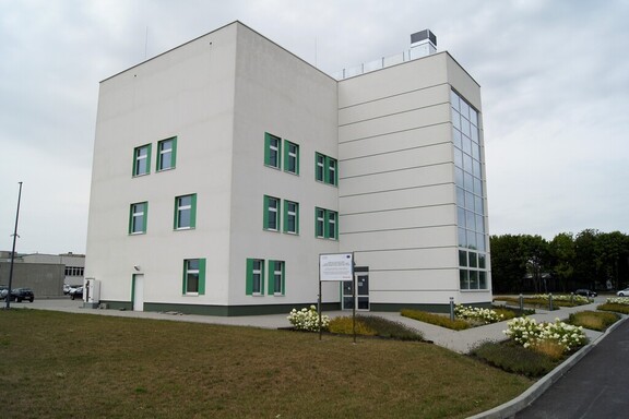Nowy budynek szpitalny w otoczniu zieleni przyszpitalnej