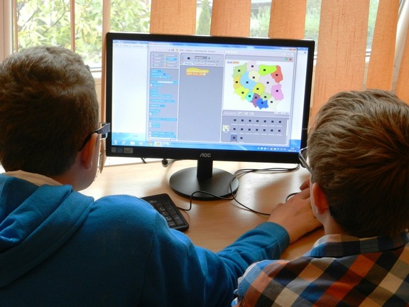 Dwóch chłopców przed ekranem komputera