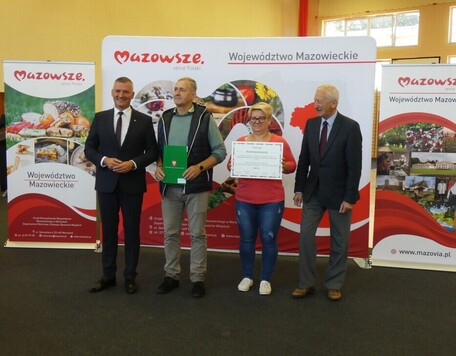 Dwóch przedstawicieli samorządu Mazowsza oraz dwóch przedstawicieli beneficjentów konkursu wpierającego aktywność lokalnych społeczności