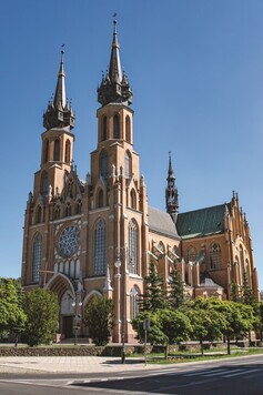 Trójnawowy neogotycki kosciół pod wezwaniem Opieki Najświętszej Maryi Panny w Radomiu