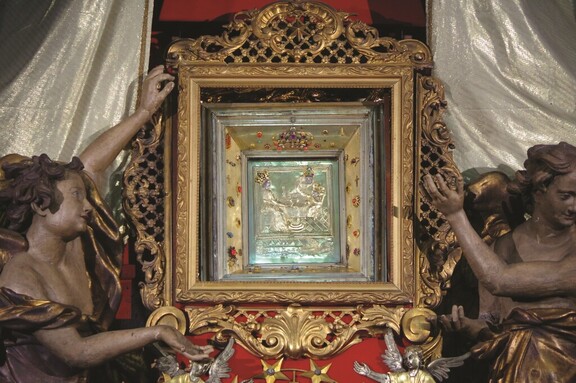 Drzeworyt przedstawiający Świętą Rodzinę umieszczony w ozdobnej barokowej ramie podtrzymywanej przed dwa anioły