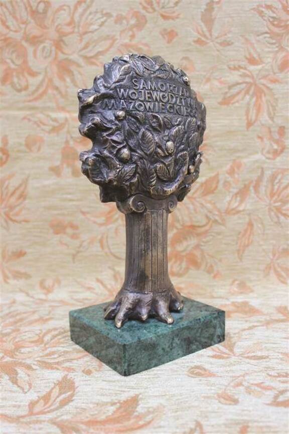 statuetka przedstawiająca drzewo z napisem na koronie Samorząd Województwa Mazowieckiego