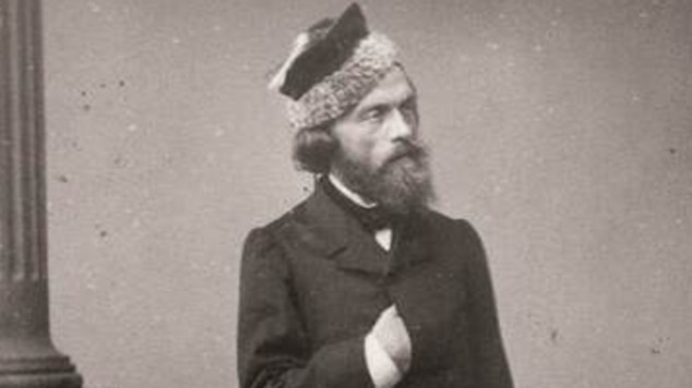 archiwalne zdjęcie mężczyzny z czapką na głowie