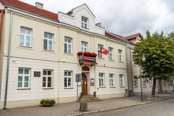 jasny piętrowy budynek, siedziba Muzeum Kultury Kurpiowskiej w Ostrołęce