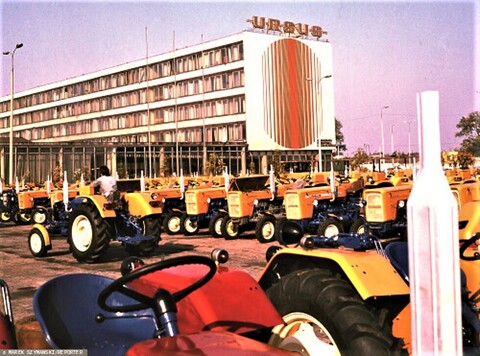 Traktory na tle fabryki