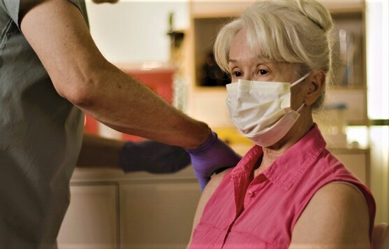 Kobieta po 50. przyjmuje szczepienie
