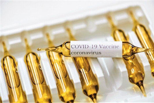 Ampułki ze szczepionkami przeciw COVID-90