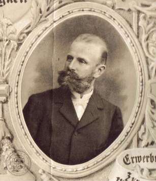 zdjęcie portretowe mężczyznyz brodą, w surducie, fotografia w stylizowanej okrągłej ramie