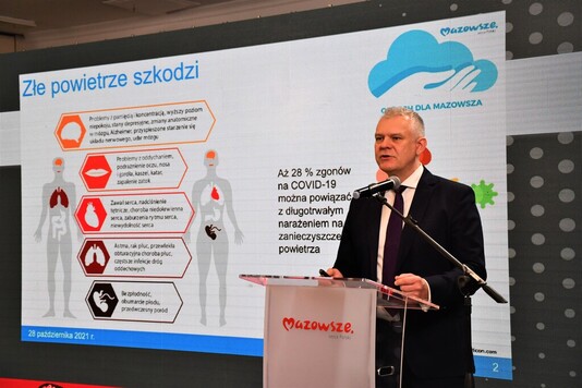 Marcin Podgórski omawia slajd prezentacji  