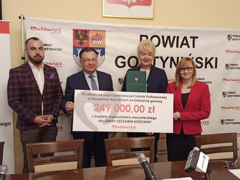Marszałek Adam Struzik z władzami gminy Szczawin Kościelny