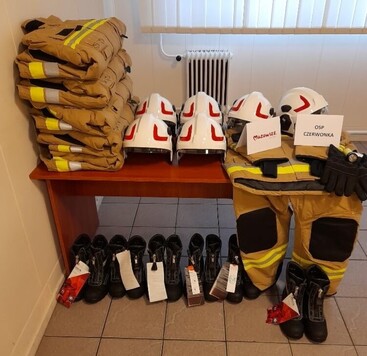 Na zdjęciu strażack odzież ochronna: hełmy, obuwie, ubrania