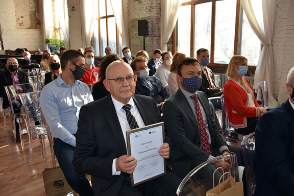 Dyrektor Kuliński trzyma tabliczkę z nominacją