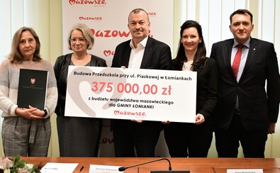 Wicemarszałek Raboszuk, radna Brzezińska, burmistrz i skarbnik Łomianek pozują do zdjęcia z czekiem
