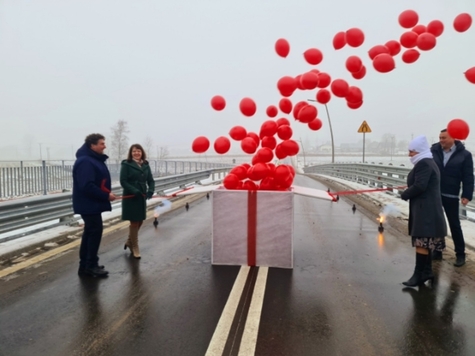 Uroczyste otwarcie mostu w Łosicach, w górę lecą czerwone balony 