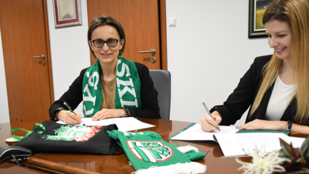 Wójt oraz skarbnik gminy Izabelin podpisują umowę na budowę kompleksu boisk w Laskach. 