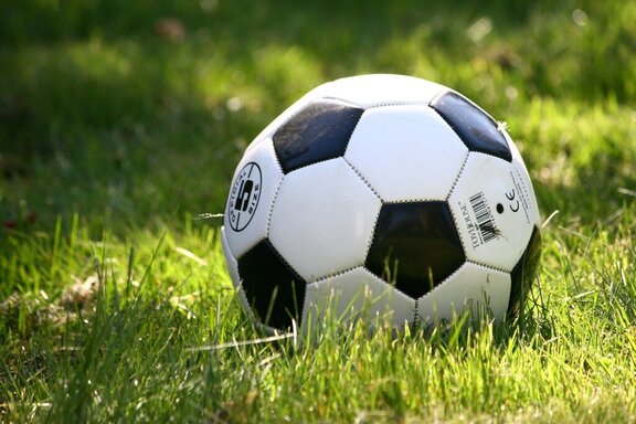 piłka futbolowa leży na trawie