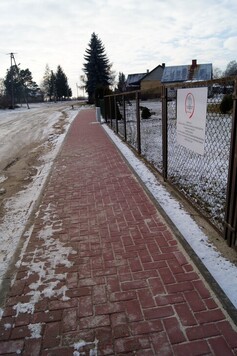 Chodnik z kostki brukowej przy ulicy asfaltowej