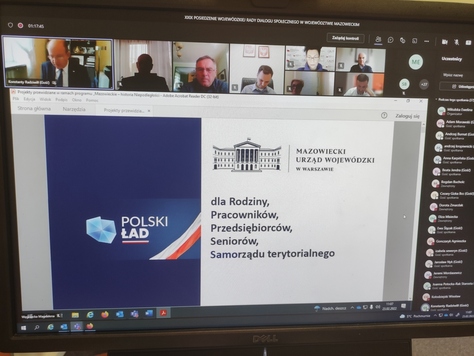 Monitor na którym widać jeden ze slajdów prezentacji o Polskim Ładzie oraz uczestników posiedzenia