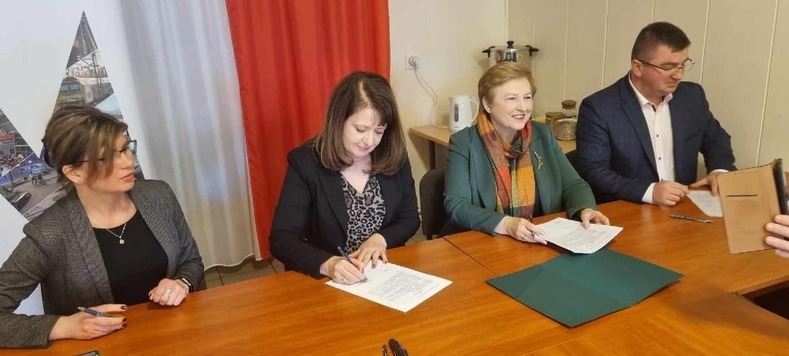Członkinie zarządu Elżbieta Lanc i Janina Ewa Orzełowska podpisują umowę z władzami gminy Wierzbno