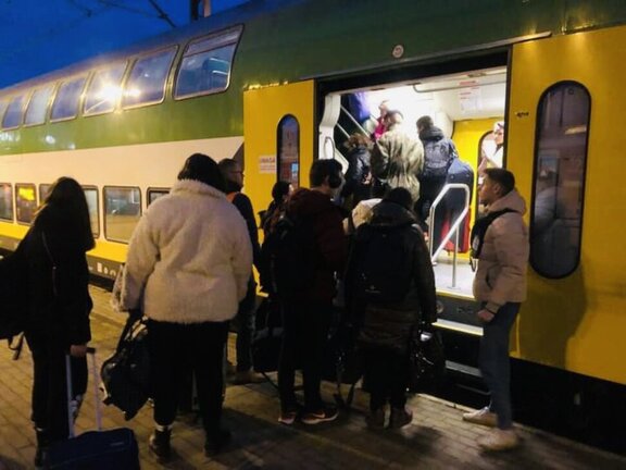 Ludzie wsiadają do dwupiętrowego pociągu Kolei Mazowieckich.
