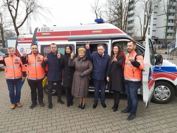 Przedstawiciele samorządu Mazowsza na tle ambulansu