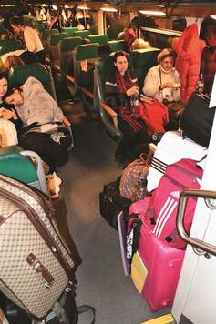 Grupa pasażerów z Ukrainy jadąca pociągiem.