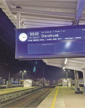 Elektroniczna tablica wyświetlająca informację o relacji pociągu .