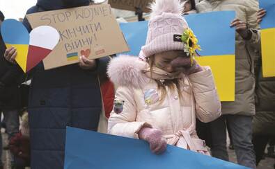 ludzie z banerami w dłoniach protestując przeciwko wojnie w Ukrainie, na pierwszym planie płaczące dziecko