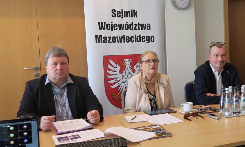 Zdjęcie przedstawia (od lewej) Jacka Bonieckiego, Jadwigę Zakrzewską i Wiesława Raboszuka.