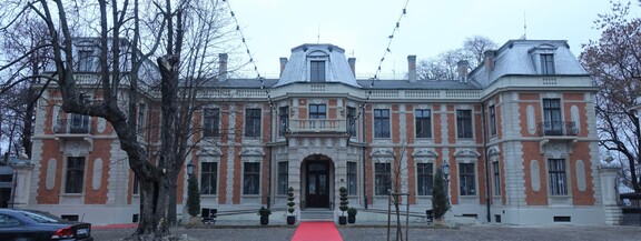 Pałac Zamoyskich elewacja frontowa, widok ogólny po remoncie elewacji.
