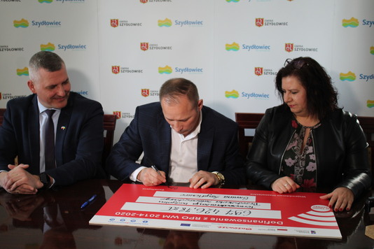 Burmistrz Szydłowca podpisuje symboliczny czek 